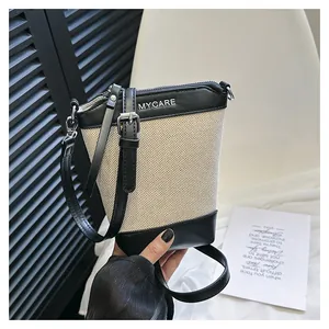 Détail du sac seau tissé avec bordure en cuir contrasté et logo Mycare imprimé