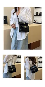 Drie-zichten lay-out van een zwarte retro crossbodytas met gouden draaisluitingen