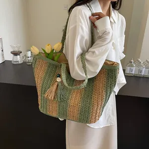 Grande borsa tote in paglia con strisce verdi e nappa per la spiaggia e i viaggi
