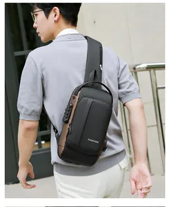 Détail du cadenas à code et du logo Fashion sur ce sac à bandoulière noir pour hommes moderne