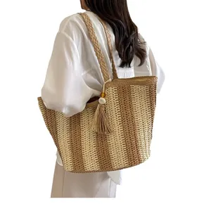 Grande borsa tote in paglia boho a righe marroni con nappa per i viaggi estivi