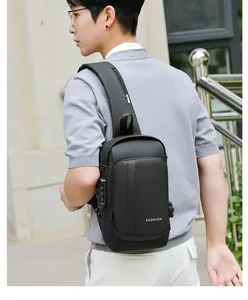 Détail de la serrure à combinaison antivol latérale sur ce sac de poitrine noir urbain