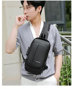 Détail du sac de poitrine noir avec serrure à combinaison intégrée et port de charge USB