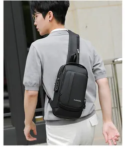 Détail du sac de poitrine antivol noir avec serrure à combinaison et port de charge USB