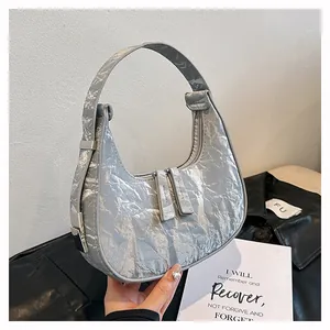 Detail van zilveren metallic hobo-tas met vintage geplooide textuur en modern silhouet