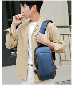 Détail du sac de poitrine bleu pour hommes avec serrure à code et port de charge USB