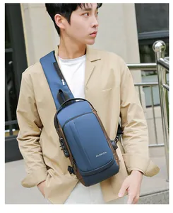 Détail du verrou à combinaison et du port USB sur le sac à bandoulière bleu marine