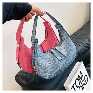 Detailopname van hobo-tassen in barbie-roze lakleer en blauwe denim getextureerde stof