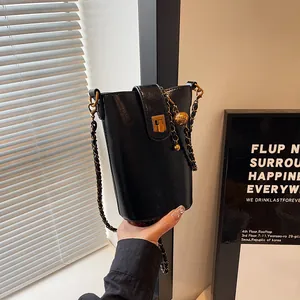 Sac à Bandoulière de Mode en Cuir PU pour Femmes Mini Sac Seau avec Boule Dorée Ajustable Chaîne Petit Sac de Téléphone Vertical