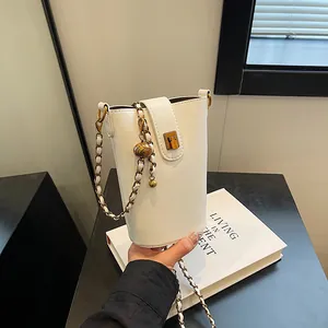Petit sac à bandoulière blanc vertical en cuir avec chaîne dorée et boule réglable