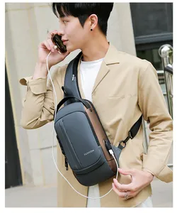 Détail du port de charge USB sur le sac bandoulière gris connecté à un smartphone moderne