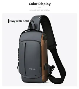 Détail de la serrure antivol et du port USB sur le sac de poitrine gris et doré