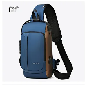 Détail du sac bandoulière moto bleu avec cuir marron et serrure de sécurité à code