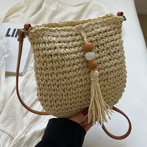 Gevlochten strooien emmertas met leren riem en kwastje voor strand- en zomerreizen