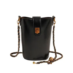 Sac seau élégant en cuir ciré noir avec chaîne dorée vintage et détail de boule en métal