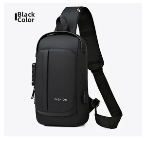 Détail de sac de poitrine noir avec serrure à code et port de chargement USB externe