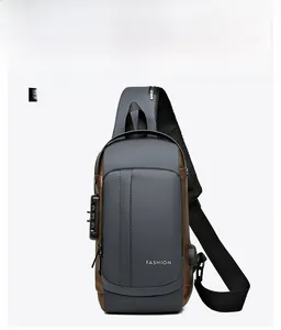 Détail frontal du sac bandoulière pour homme avec serrure à code et port de charge USB