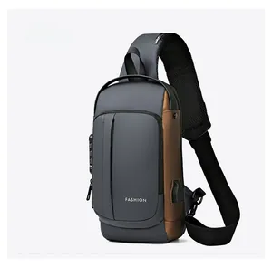Vue détaillée du cadenas à code antivol et du port USB sur le sac de poitrine de moto