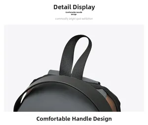 Détail de la poignée en nylon et de la texture mate sur ce sac de moto gris moderne