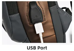 Détail du sac étanche gris montrant le port de charge USB avec câble blanc connecté