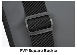 Détail de la bandoulière en nylon noir avec boucle de réglage carrée en PVP
