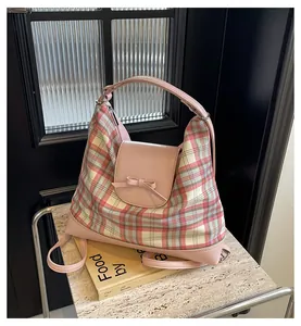Detail der rosa karierten Tasche mit Schleife und Textur aus Kunstleder Mix