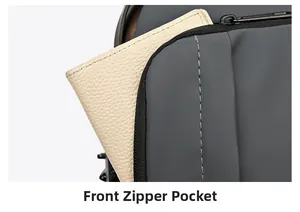 Détail de la poche zippée avant du sac bandoulière moto gris en tissu imperméable