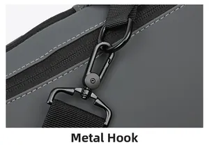 Détail du fermoir en métal noir et du tissu mat sur le sac à bandoulière de moto