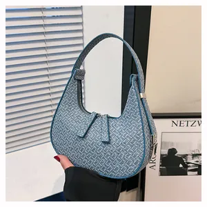 Detail van lichtblauwe geweven hobo-tas met fijne textuur en zilveren metalen details