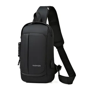 Sac bandoulière étanche noir avec verrou TSA, port USB et sangle en mesh respirante