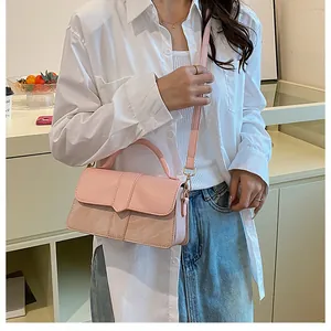 Detail van roze crossbodytas met een mix van gladde en suède texturen voor dagelijks