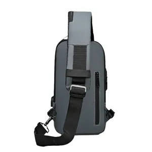 Sac bandoulière étanche gris avec port USB et poche antivol à l'arrière du sac