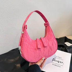 Roze hobo tas van geplooid lakleer met zilveren gesp en elegante halve maan vorm