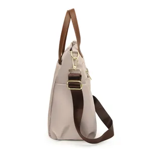 Grote laptoptas voor dames van beige nylon met bruine lederen handgrepen