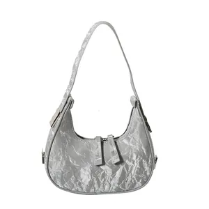 Moderne zilveren metallic hobo tas met geplooide textuur en stijlvolle halve maan vorm
