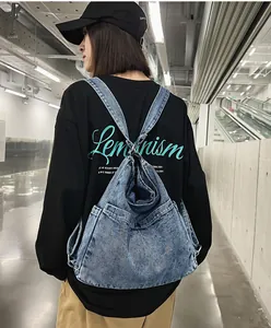 Detailopname van gewassen denim draagtas materiaal met vintage blauwe textuur
