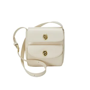 Chique crème lederen vierkante crossbodytas met dubbele gouden draaisluitingen en riem