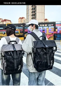 Detalle de la mochila deportiva roll-top con cordón elástico y tejido de nailon fuerte