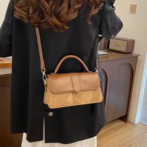 Retro bruine getextureerde crossbody handtas met gouden hardware en schouderband