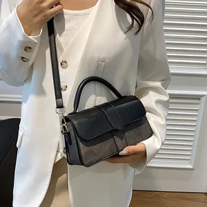 Minimalistische tweekleurige crossbody handtas in zwart en donkergrijs voor de zomer