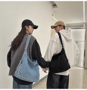 Grote draagtassen van denim en canvas met verstelbare riemen in moderne stijl
