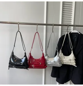 Vier glanzende laks lederen hobo tassen in zwart, rood, zilver en beige met riemgespen