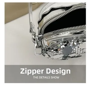 Dettaglio della chiusura con zip argento e paillettes luccicanti sulla mini borsa