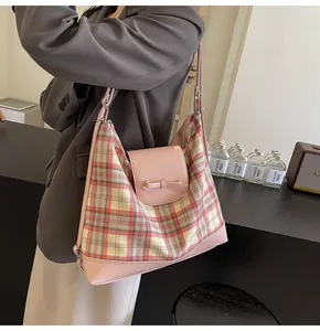 Detail der rosa karierten Totebag mit Lederschleife und großem Fassungsvermögen für den Alltag