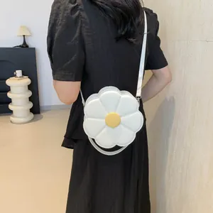 Elegante witte madeliefje schoudertas in zonnebloemvorm met een geel centrum