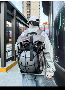 Detalle de mochila roll-top con red para casco de ciclismo y equipo deportivo