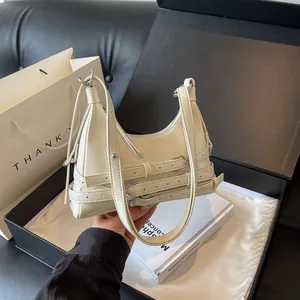 Witte leren onderarm emmertas in moto-stijl met metalen gespen in een luxe geschenkdoos