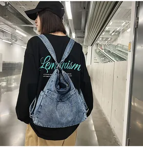 Detailtextuur van blauwe gewassen denim rugzak met vintage afwerking en groot voorvak