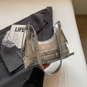 Zilveren metallic leren hobo tas met decoratieve gespen voor een trendy dameslook