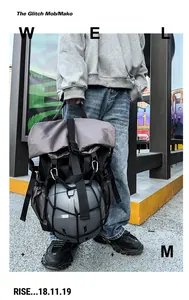 Detalle de mochila funcional gris con red para casco y correas de ajuste tácticas